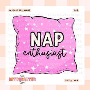 Op de afbeelding: Een roze kussen met witte sterren en de tekst "NAP enthusiast" in zwart en wit. Het kussen is een digitaal bestand.
