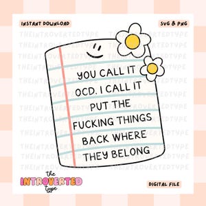 Op de afbeelding: Een wit notitieboekje met blauwe lijnen en roze lijnen aan de randen. Het notitieboekje heeft een smiley-gezicht en de tekst "You call it OCD. I call it put the fucking things back where they belong". Het notitieboekje is versierd met twee gele bloemen met witte bloemblaadjes.
