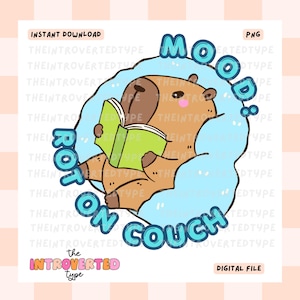 Puede incluir: Gráfico digital que presenta un capibara de dibujos animados leyendo un libro verde, rodeado por una nube azul con las palabras "Mood: Rot on Couch". La imagen incluye el texto "Descarga instantánea" y "Archivo digital".