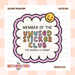 Puede incluir: Un archivo digital con un borde festoneado rosa. El texto dice "MEMBER OF THE UNUSED STICKER CLUB" en letras de burbujas coloridas. Una cara amarilla sonriente está en la esquina superior derecha. La frase "TOO ANXIOUS TO COMMIT" está debajo.