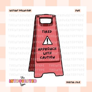 Könnte beinhalten: Ein rotes Warnschild mit schwarzem Rand und weißem Text. Das Schild lautet "Müde. Mit Vorsicht nähern." und hat ein weißes Ausrufezeichen in einem schwarzen Dreieck.
