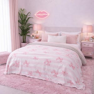 Puede incluir: Un dormitorio rosa con una cama con un edredón a rayas rosas y blancas con detalles de lazos. La habitación incluye una alfombra rosa esponjosa, cortinas rosas y un letrero de neón con forma de labios. Dos mesitas de noche rosas con lámparas completan la decoración.