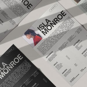 Puede incluir: Un currículum para Isla Monroe, directora de arte con más de 10 años de experiencia en la industria creativa. El currículum presenta un diseño en blanco y negro con una foto de Isla Monroe en la esquina superior izquierda. El currículum destaca su experiencia, habilidades, premios y software.