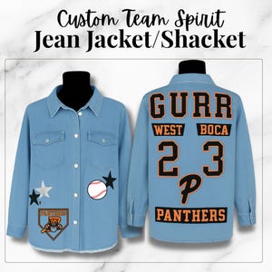 Könnte beinhalten: Hellblaue Jeansjacke mit individuellem Team-Spirit-Design. Sie hat einen Baseball, Sterne und ein Teamlogo auf der Vorderseite. Auf der Rückseite stehen "GURR", "WEST BOCA", die Nummer "23" und "PANTHERS".