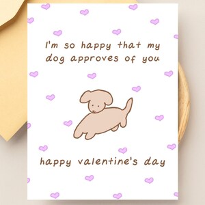 Divertida tarjeta de San Valentín con el mensaje "Estoy tan feliz de que mi perro te apruebe", linda tarjeta de amor, tarjeta para novio o esposo, tarjeta para amantes de los perros, tarjeta para mascotas