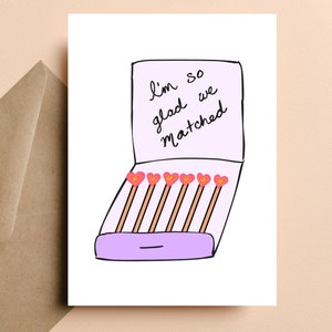 Divertida tarjeta de aniversario con el mensaje «Nos alegramos de haber coincidido» para novio, esposo, novia, esposa, tarjeta de Tinder, tarjeta de amor, tarjeta de aplicación de citas, tarjeta de San Valentín
