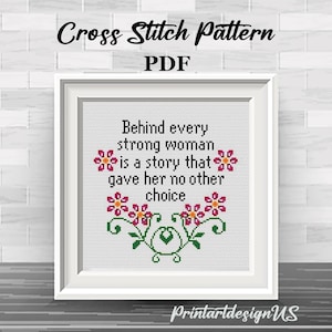 Peut inclure: Un motif de point de croix encadré avec le texte « Derrière chaque femme forte se cache une histoire qui ne lui a laissé aucun autre choix ». Le motif comprend des motifs floraux et les mots « Cross Stitch Pattern PDF ».