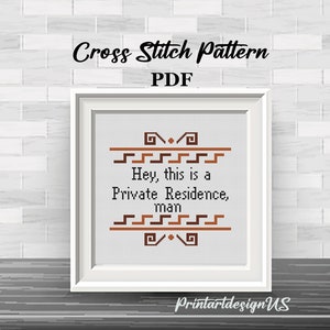 Può includere: Schema di punto croce PDF per un design che dice "Hey, this is a Private Residence, man". Il design è in marrone e arancione su uno sfondo bianco.