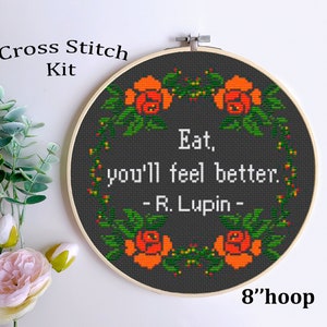Pu&ograve; includere: Kit punto croce con sfondo nero, con la citazione "Eat, you'll feel better." di R. Lupin, circondata da rose arancioni e foglie verdi. Il kit &egrave; in un telaio da 20 cm, perfetto per l'arredamento.