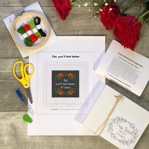 Pu&ograve; includere: Un kit di avviamento per punto croce con la citazione "Eat, you'll feel better". Il kit include un telaio, filo da ricamo, forbici e un infila-ago. Le dimensioni del disegno sono 7,62 x 8,53 cm.