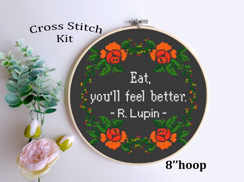 Pu&ograve; includere: Kit punto croce con sfondo nero, con la citazione "Eat, you'll feel better." di R. Lupin, circondata da rose arancioni e foglie verdi. Il kit &egrave; in un telaio da 20 cm, perfetto per l'arredamento.