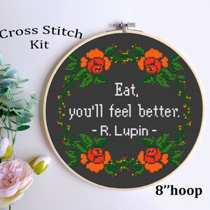 Pu&ograve; includere: Kit punto croce con sfondo nero, con la citazione "Eat, you'll feel better." di R. Lupin, circondata da rose arancioni e foglie verdi. Il kit &egrave; in un telaio da 20 cm, perfetto per l'arredamento.