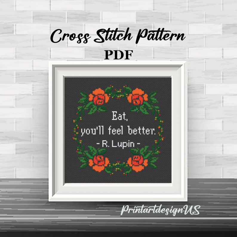 Pu&ograve; includere: Un modello a punto croce incorniciato con il testo "Eat, you'll feel better. - R. Lupin -" circondato da una ghirlanda floreale con rose arancioni e foglie verdi. Le parole "Cross Stitch Pattern PDF" sono in alto.
