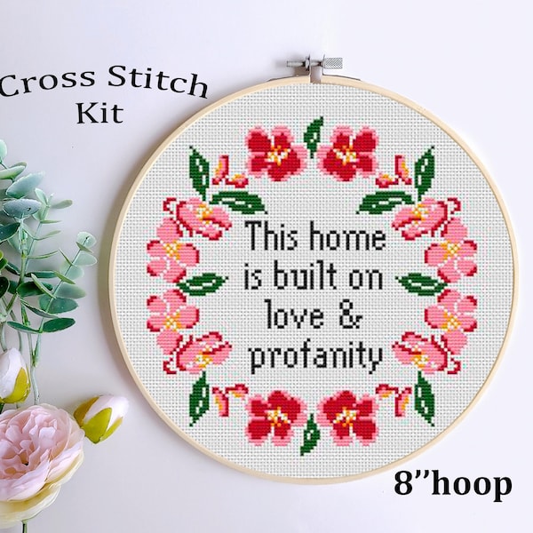 Este hogar está construido sobre el amor y las blasfemias. Kit de punto de cruz con blasfemias divertidas. Patrón subversivo sarcástico. Patrón sarcástico.