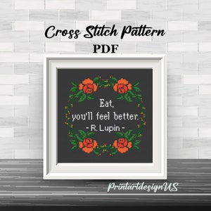 Pu&ograve; includere: Un modello a punto croce incorniciato con il testo "Eat, you'll feel better. - R. Lupin -" circondato da una ghirlanda floreale. Le parole "Cross Stitch Pattern PDF" sono in alto. La cornice &egrave; bianca.