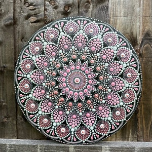 De mandala brengt rust in je ruimte met eigen positieve energie. Gemaakt met hoogwaardige schilderijen op mdf-plaat met een diameter van 40 cm.