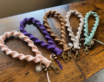 Macrame Wristlet Keychain: Cotton Spiral Design with Wooden Beads