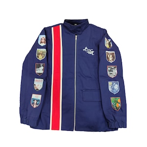 Könnte beinhalten: Marineblaue Jacke mit einem rot-weißen Streifen auf der Vorderseite. Die Jacke hat mehrere Aufnäher mit Bildern und Text. Sie hat einen Reißverschluss und die Buchstaben "LDR" sind auf die Brust gestickt.