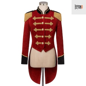 Puede incluir: Chaqueta roja de estilo militar con detalles dorados, ribetes negros y charreteras con flecos dorados. La chaqueta presenta botones dorados decorativos y un diseño de levita. La chaqueta se exhibe en un maniquí.