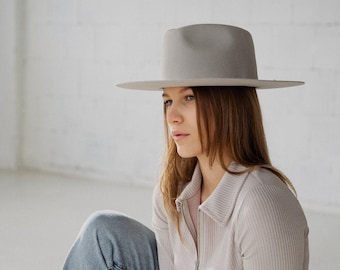 Grijze brede stijve rand wollen fedora, stijlvolle hoofddeksels, reishoed voor dames, zomer-/herfsthoed, cadeau voor vrouw, vriendin of moeder