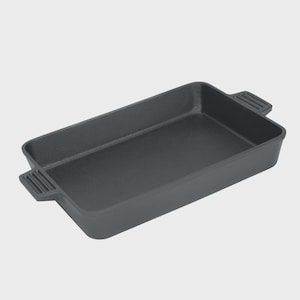 Könnte beinhalten: Eine dunkelgraue rechteckige Backform mit glattem Innenraum und zwei Griffen an den Seiten. Die Form ist aus Gusseisen gefertigt und für den Ofen bestimmt. Die Griffe haben ein geripptes Design.