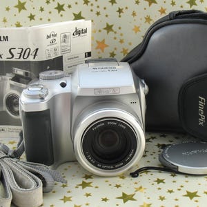 Fujifilm FinePix S304 Vintage Y2K Silver Digital Compact Camera 3.2MP 6x Optical Zoom CCD Sensor Tested And Working