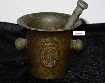 Old pharmacy mortar with heraldic lion embossing - made of brass/bronze with pestle