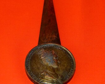 Vintage letter opener with beautiful bronze medal of Maria Anna Augusta Ferdinandi I - circa 1960 - in a case -