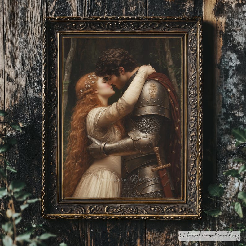Pu&ograve; includere: Dipinto vintage incorniciato raffigurante una scena romantica: un cavaliere in armatura che abbraccia e bacia una donna con lunghi capelli rossi. L'opera &egrave; ambientata in una foresta, con una cornice scura e ornata. Tema classico e storico.