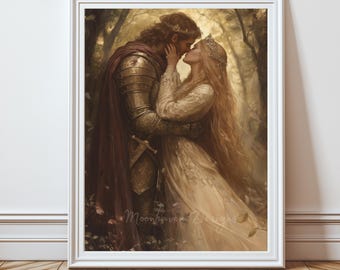 Op de afbeelding: Een ingelijste print met een romantische scène van een stel dat elkaar omhelst en kust in een bos. De man draagt gouden harnas en een bordeauxrode cape, de vrouw een witte jurk en kroon. De tekst "Physical Shipped Print" staat bovenaan.