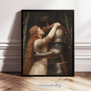 Pu&ograve; includere: Una stampa incorniciata raffigura una scena romantica di un cavaliere in armatura che abbraccia una donna in un abito bianco. Il cavaliere indossa un mantello rosso e tiene una spada. La donna ha lunghi capelli rossi e un copricapo floreale. L'opera &egrave; ambientata in un bosco.