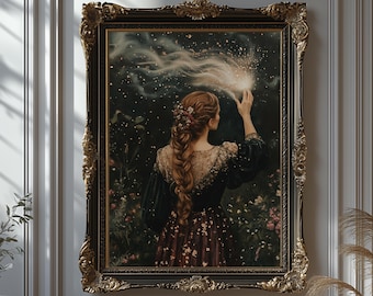 Op de afbeelding: Een schilderij van een vrouw met lang bruin haar, die een donkere jurk met bloemenprint draagt. Ze staat in een bos met een gloeiend licht in haar hand. De achtergrond is donkerblauw met sterren.