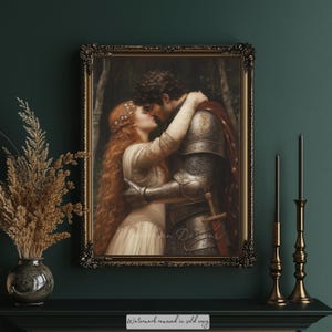 Pu&ograve; includere: Un'opera d'arte incorniciata in una cornice dorata ornata raffigura una scena romantica di una coppia che si abbraccia e si bacia. La donna ha lunghi capelli rossi e indossa un abito bianco, mentre l'uomo &egrave; in armatura.