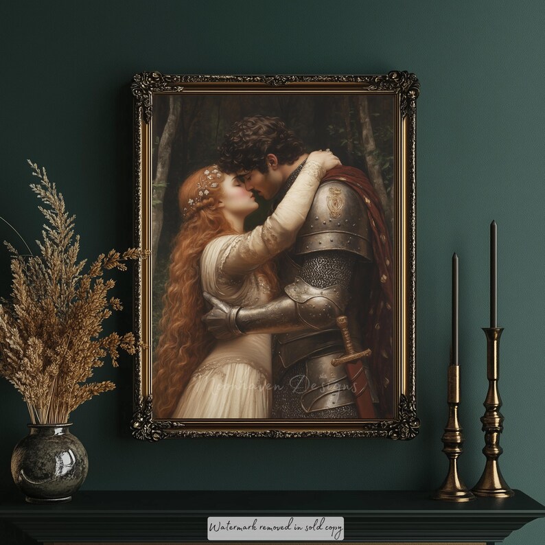 Pu&ograve; includere: Un'opera d'arte incorniciata in una cornice dorata ornata raffigura una scena romantica di una coppia che si abbraccia e si bacia. La donna ha lunghi capelli rossi e indossa un abito bianco, mentre l'uomo &egrave; in armatura.
