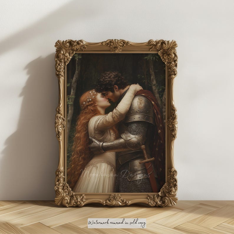 Pu&ograve; includere: Stampa incorniciata raffigurante una scena romantica: un cavaliere in armatura argentata e mantello rosso abbraccia e bacia una donna con lunghi capelli rossi e un abito bianco. La cornice dorata ornata aggiunge un tocco vintage. Tema romantico.