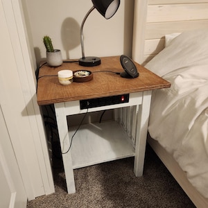 Planer för sidobord Inbyggt eluttag Lantgårdssäng Sidobord Rustikt sidobord Möbelplaner Sidobord Nattduksbord Planer för sidobord