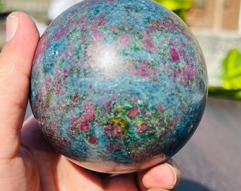 Esfera de Apatita Rubi Feita à Mão: Cristal de Cura Energética Metafísica (82 mm)