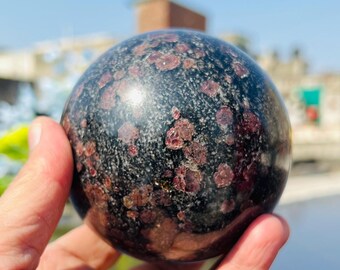 Esfera de granada em biotita: Pedra metafísica de cura feita à mão (94 mm)