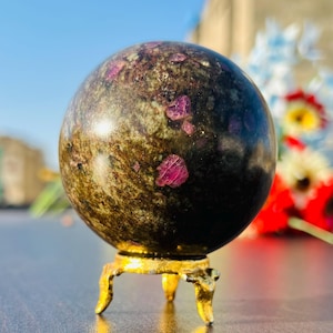 Sphère faite main en pierre de guérison fuchsite et rubis naturel de 67 mm | Cristal de guérison énergétique métaphysique | Méditation | Détente