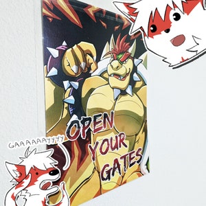 K&ouml;nnte beinhalten: Ein Poster mit einer Comicfigur mit rotem Irokesenschnitt und gelbem K&ouml;rper. Die Figur zeigt ihre Muskeln und hat einen entschlossenen Ausdruck. Der Text "OPEN YOUR GATES" ist in schwarzen Buchstaben auf dem Poster geschrieben.