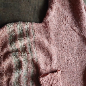 Handgestrickter Pullover // lange Ärmel, Bio Lomond Tweed Wolle, Fledermausärmel, U-Boot Ausschnitt, leicht und weich, leuchtend orange und limettengrün