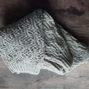 Handgestrickter Pullover // aus Woll-Leinengarn in oliv, weich, Rundhalsausschnitt und lange Fledermausärmel, unisex, klassische Passform, sofort versandfertig