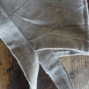 Tablier en chanvre brut // fabriqué à partir de chanvre lourd naturel et doux, avec des sangles, long, unisexe, prêt à être expédié