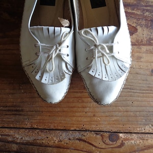 white vintage shoes // mocasine, flat, with ties, slip ons, loafers, real leather
