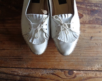 white vintage shoes // mocasine, flat, with ties, slip ons, loafers, real leather
