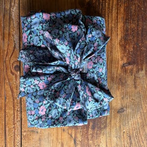 Blusa floral vintage // manga larga, con lazo, en tonos gris, rosa y azul, mezcla de algodón y modal, años 70