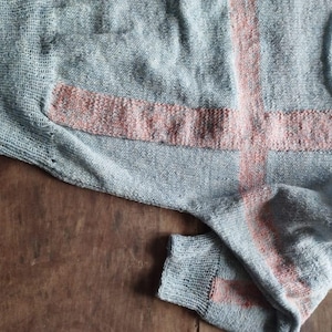 Handgestrickter Pullover // lange Ärmel, Bio Lomond Tweed Wolle, Fledermaus Ärmel, U-Boot Ausschnitt, leicht und weich, hellblau und leuchtend orange