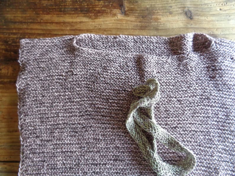 Gilet in canapa e cotone lavorato a mano, top multicolore con cintura immagine 2