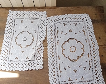 Chemin de table vintage en dentelle de coton blanc, style champêtre