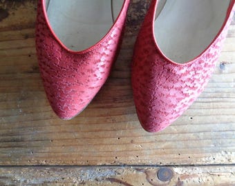 vintage pumps in red // low, very soft, patterned suede, from 80s